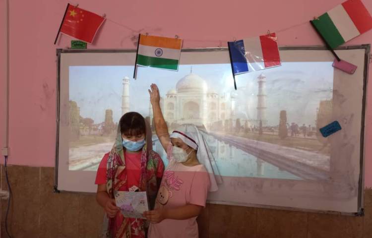 آشنایی با کشورهای مختلف و ساخت کاردستی پرچم و روزنامه دیواری 6