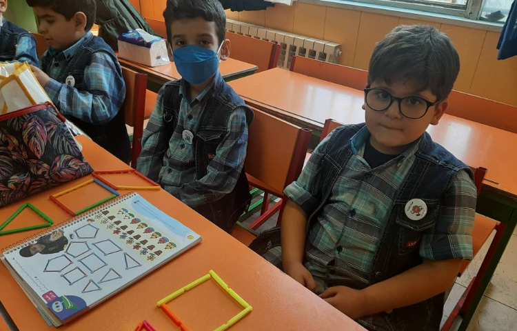 :آشنایی با گوشه و لبه در اشکال هندسی، کلاس توت فرنگی