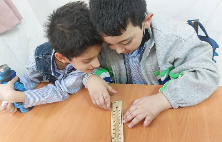 آشنایی بچه ها با دماسنج و انجام آزمایش با دماسنج 3