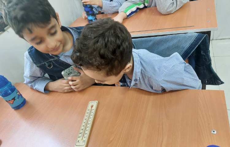 آشنایی بچه ها با دماسنج و انجام آزمایش با دماسنج 5