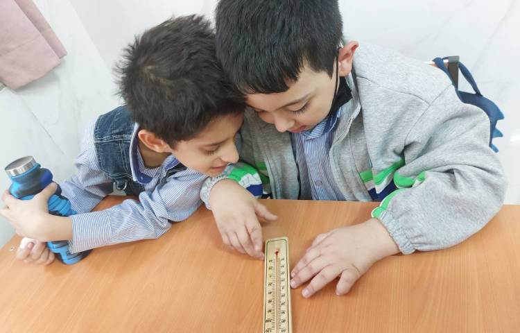 آشنایی بچه ها با دماسنج و انجام آزمایش با دماسنج 7