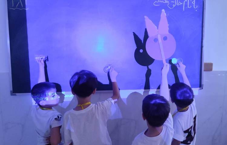 آشنایی تشکیل سایه و علت بوجود آمدن آن با نور خورشید همراه با نمایش عروسکی در کلاس اجرا شد‌ 2