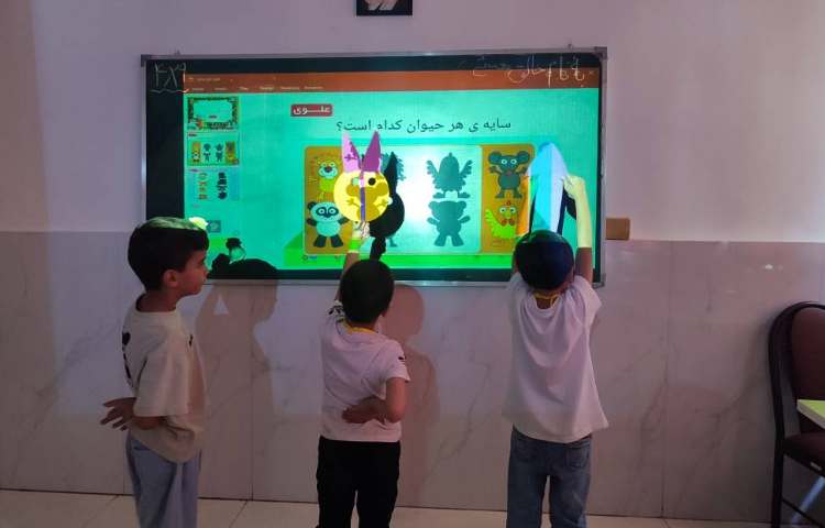 آشنایی تشکیل سایه و علت بوجود آمدن آن با نور خورشید همراه با نمایش عروسکی در کلاس اجرا شد‌