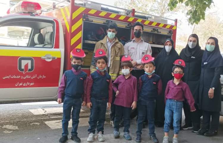 آشنایی دانش آموزان با آتش نشان 1