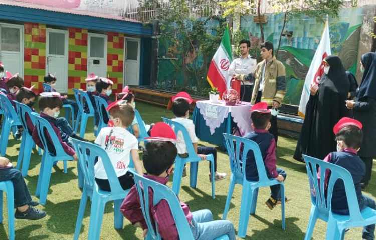 آشنایی دانش آموزان با آتش نشان 10