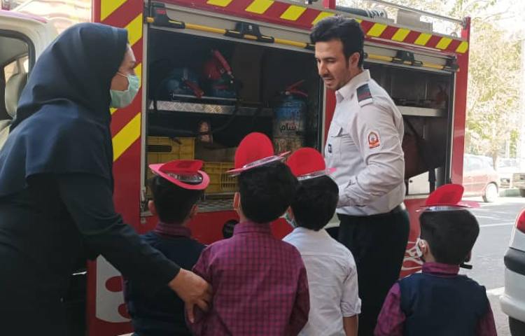 آشنایی دانش آموزان با آتش نشان 12