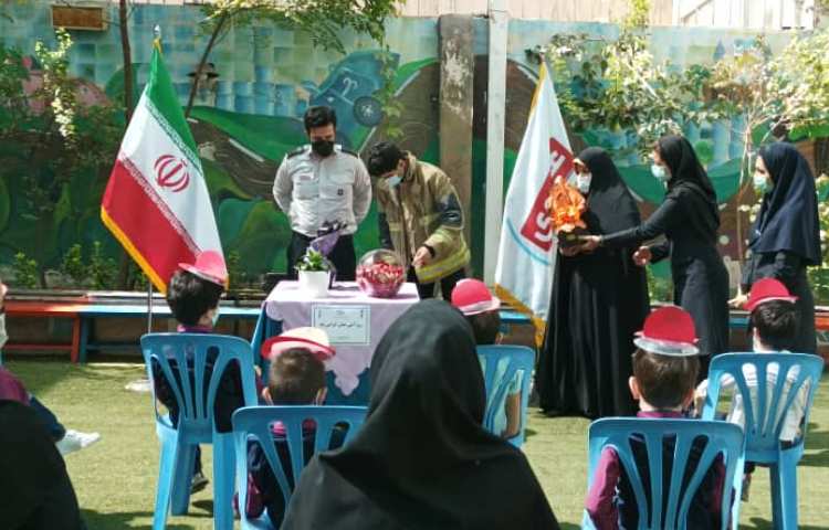 آشنایی دانش آموزان با آتش نشان 14