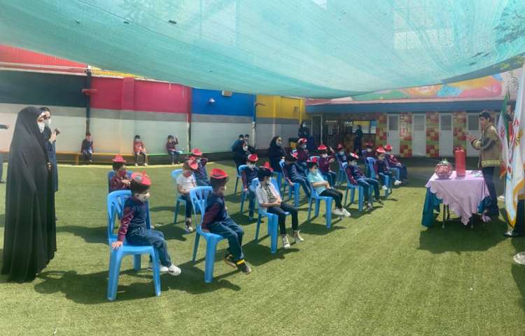 آشنایی دانش آموزان با آتش نشان 2