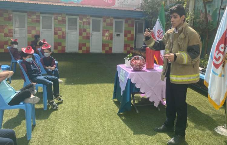 آشنایی دانش آموزان با آتش نشان 3
