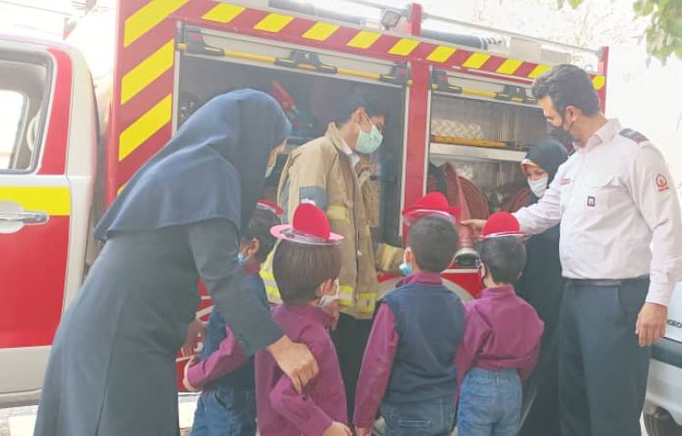 آشنایی دانش آموزان با آتش نشان 5