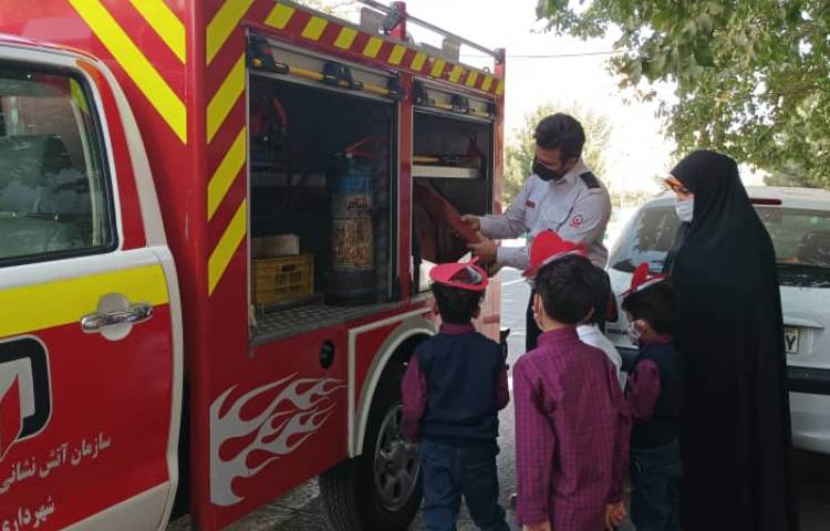 آشنایی دانش آموزان با آتش نشان 7