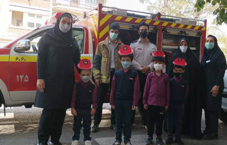 آشنایی دانش آموزان با آتش نشان 8