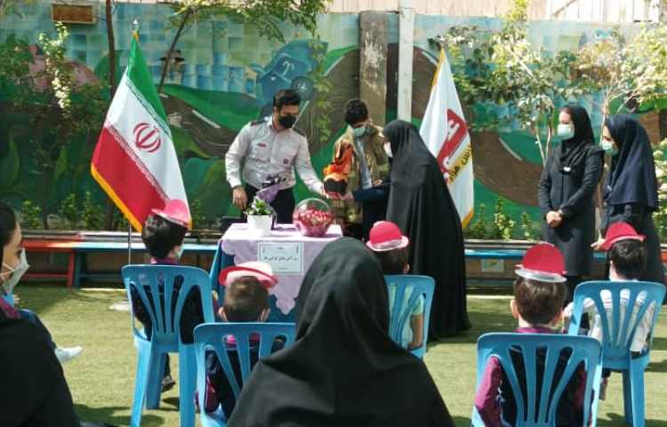 آشنایی دانش آموزان با آتش نشان 9