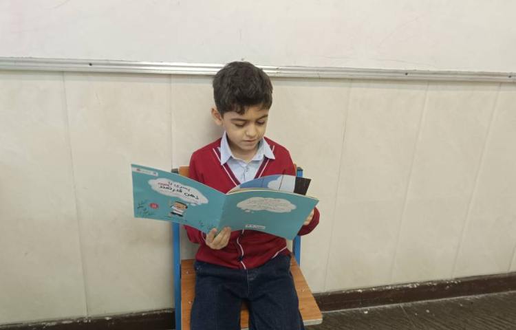 آشنایی دانش‌آموزان با کتاب خانه و تحویل گرفتن کتاب به امانت 3