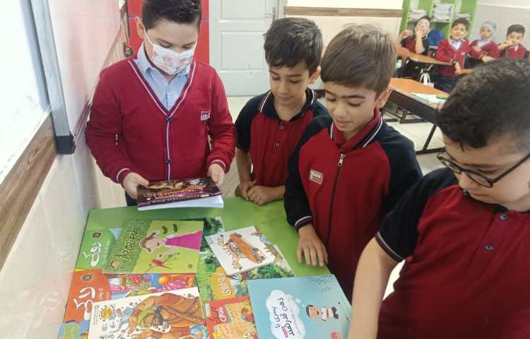 آشنایی دانش‌آموزان با کتاب خانه و تحویل گرفتن کتاب به امانت