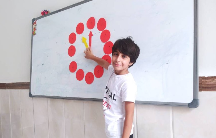 آشنایی و تثبیت ساعت، باهدف آشنایی با مفاهیم ساعت و تشخیص عقربه های ساعت و دقیقه با بازی در کلاس اجرا 1