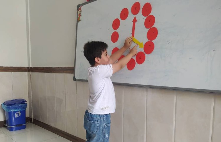 آشنایی و تثبیت ساعت، باهدف آشنایی با مفاهیم ساعت و تشخیص عقربه های ساعت و دقیقه با بازی در کلاس اجرا 3