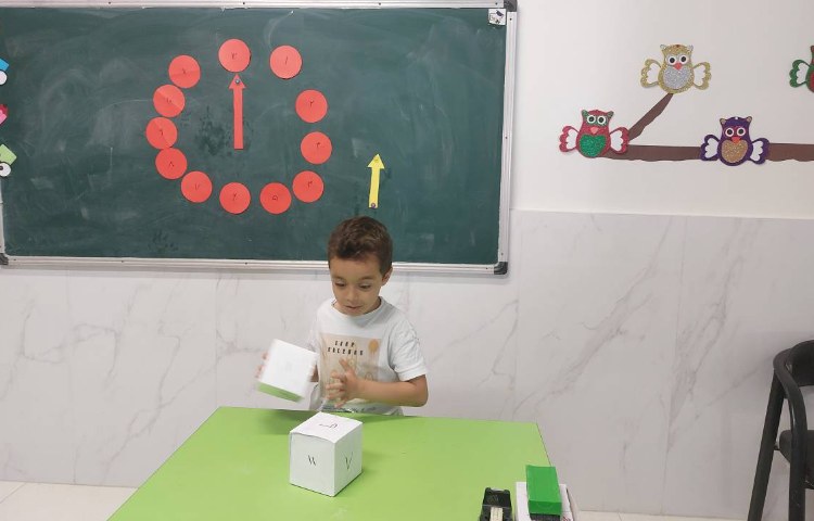 آشنایی و تثبیت مفهوم ساعت، باهدف آشنایی با مفاهیم ساعت و تشخیص عقربه‌های ساعت و دقیقه، با بازی در کل 2