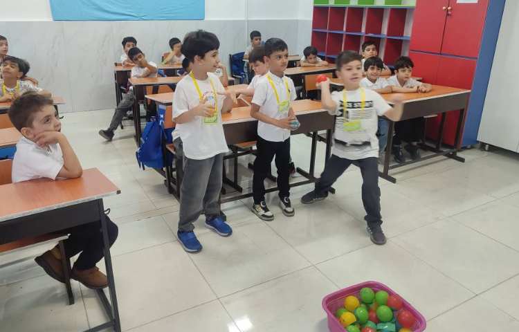 آشنایی و یادآوری اعداد (15) با بازی درکلاس انجام شد. 2