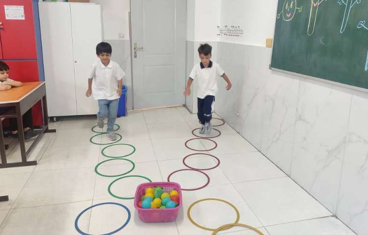 آشنایی و یادآوری اعداد (15) با بازی درکلاس انجام شد. 3