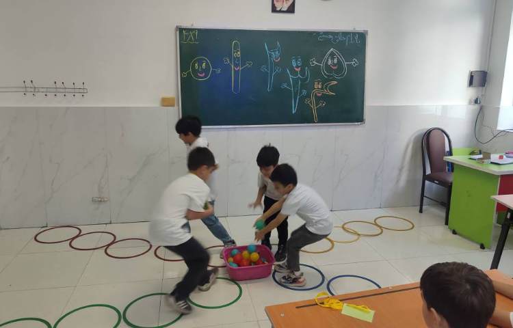 آشنایی و یادآوری اعداد (15) با بازی درکلاس انجام شد. 6