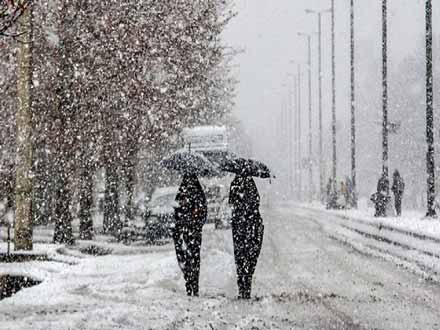 بارش برف و غیرحضوری شدن دبستان‌های منطقه یک تهران؛