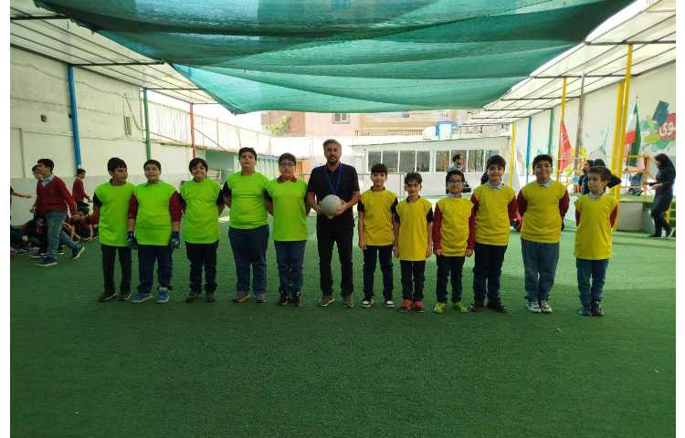 آغاز مسابقات ورزشی درون مدرسه ای به مناسبت روز دانش آموز 12