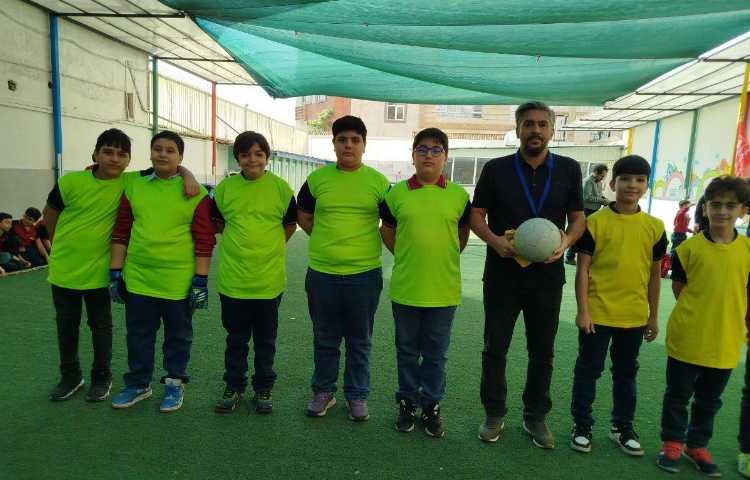 آغاز مسابقات ورزشی درون مدرسه ای به مناسبت روز دانش آموز