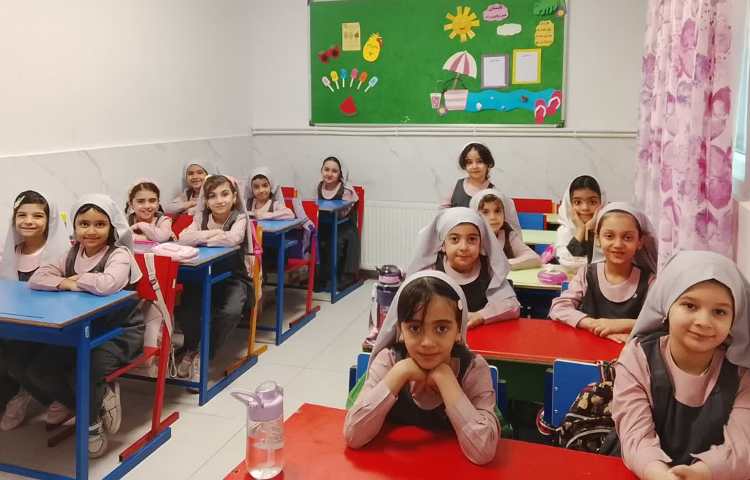 آغاز کلوپ تکه های یخ، خنده های ریز