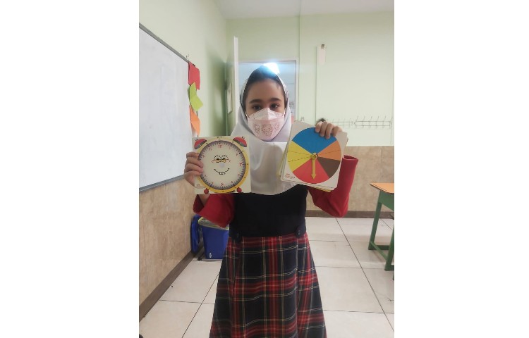 آفرین به محیا جون که با دست ورزی تمرین و تکرار احتمال و ساعت میکنه