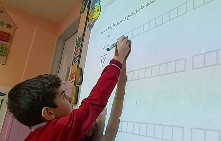 (آقا معلم های کوچک)حل تمرین ریاضی پای تخته 1