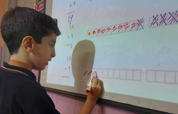 (آقا معلم های کوچک)حل تمرین ریاضی پای تخته 2