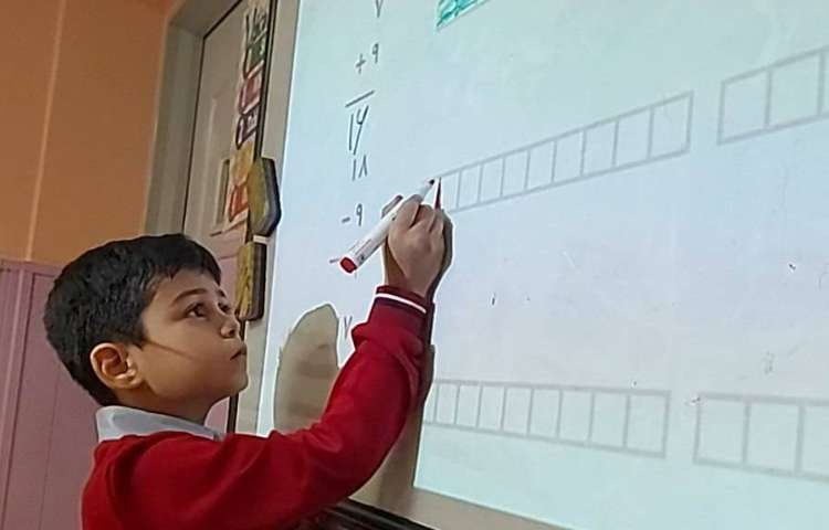 (آقا معلم های کوچک)حل تمرین ریاضی پای تخته 2