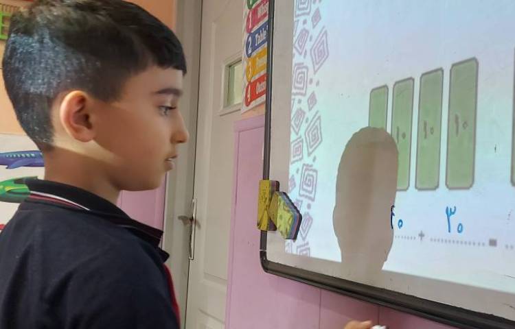 (آقا معلم های کوچک)حل تمرین ریاضی پای تخته 3