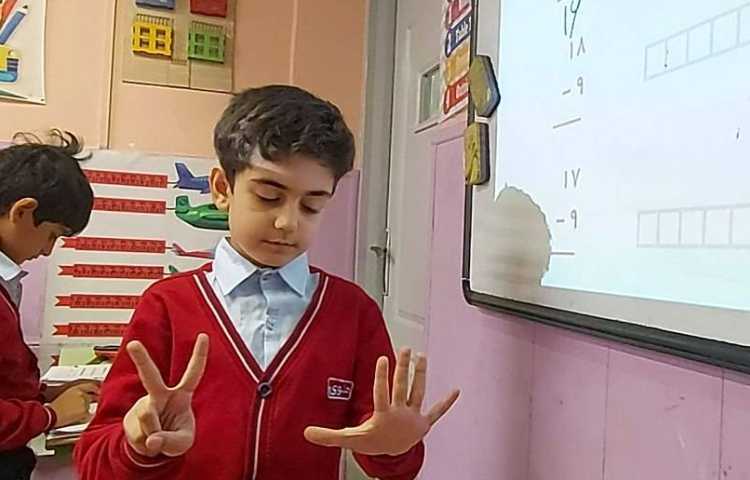 (آقا معلم های کوچک)حل تمرین ریاضی پای تخته 3