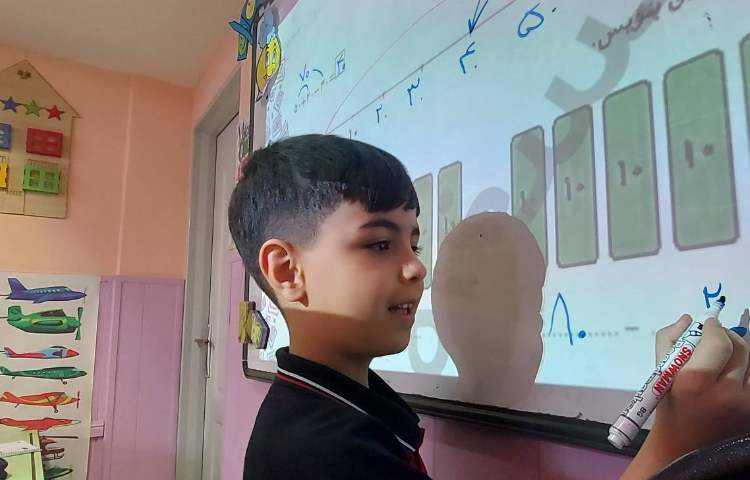 (آقا معلم های کوچک)حل تمرین ریاضی پای تخته 4