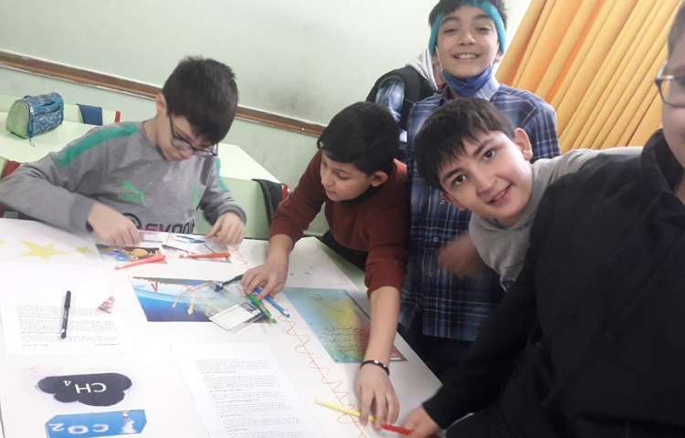 آماده سازی و طراحی پوسترهای گروه های چهارگانه چهارخونه دبستان علوی 5