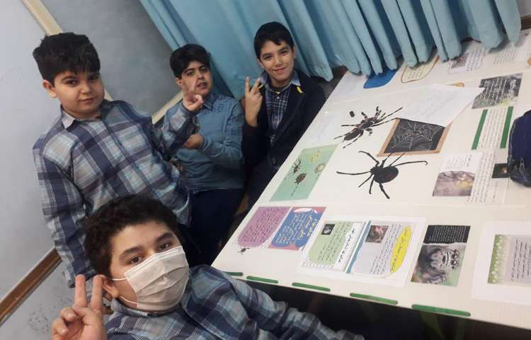 آماده سازی و طراحی پوسترهای گروه های چهارگانه چهارخونه دبستان علوی 12