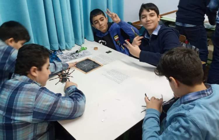 آماده سازی و طراحی پوسترهای گروه های چهارگانه چهارخونه دبستان علوی 16