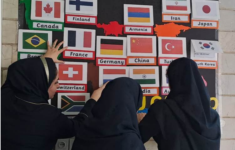 آماده سازی و نصب پوستر آشنایی با کشورها 3