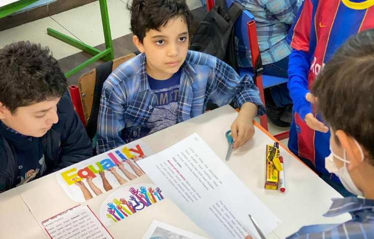 آماده سازی پوستر های زبانی هفته ملی علوم پایه ششم دبستان 2