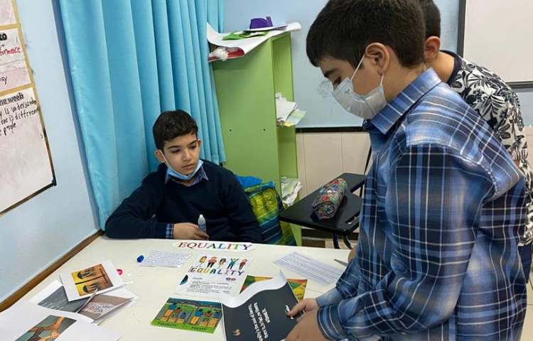 آماده سازی پوستر های زبانی هفته ملی علوم پایه ششم دبستان 3