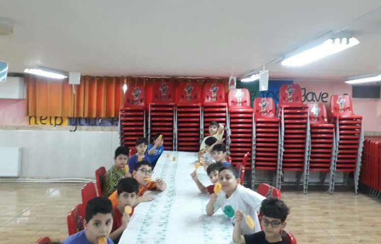 آماده شدن و میل کردن بستنی آلاسکایی 1