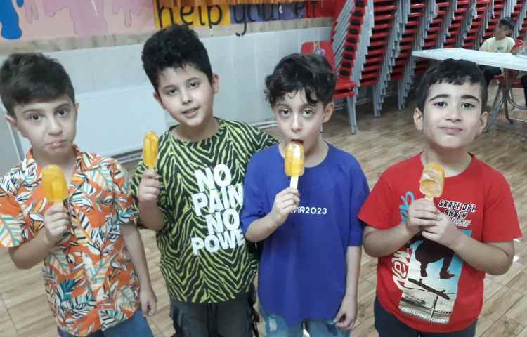 آماده شدن و میل کردن بستنی آلاسکایی 2