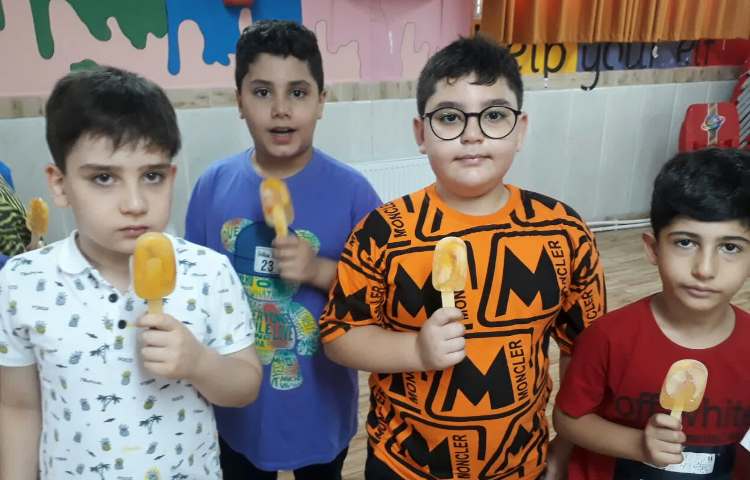 آماده شدن و میل کردن بستنی آلاسکایی 3