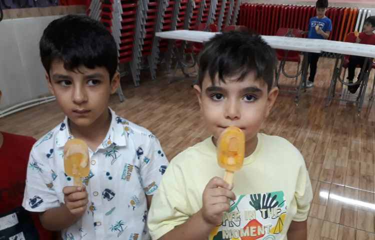 آماده شدن و میل کردن بستنی آلاسکایی 4