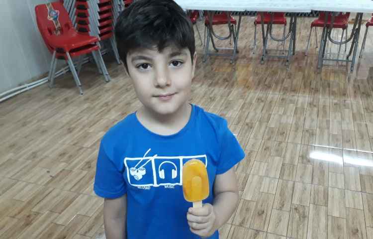 آماده شدن و میل کردن بستنی آلاسکایی 5