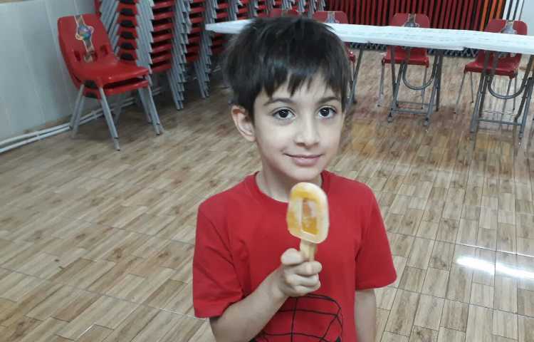 آماده شدن و میل کردن بستنی آلاسکایی 6