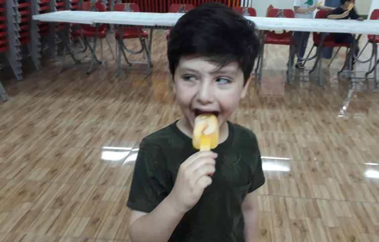 آماده شدن و میل کردن بستنی آلاسکایی 7