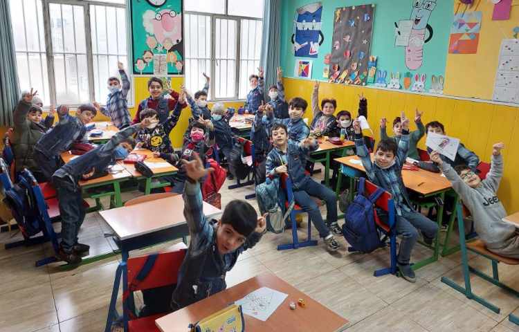 :آماده کردن هدیه روز مادر توسط دانش آموزان 1